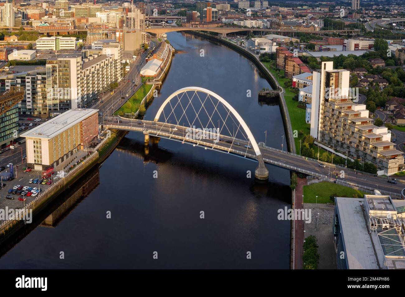 Il ponte Arc Bridge mostrato dall'alto sul fiume Clyde Foto Stock