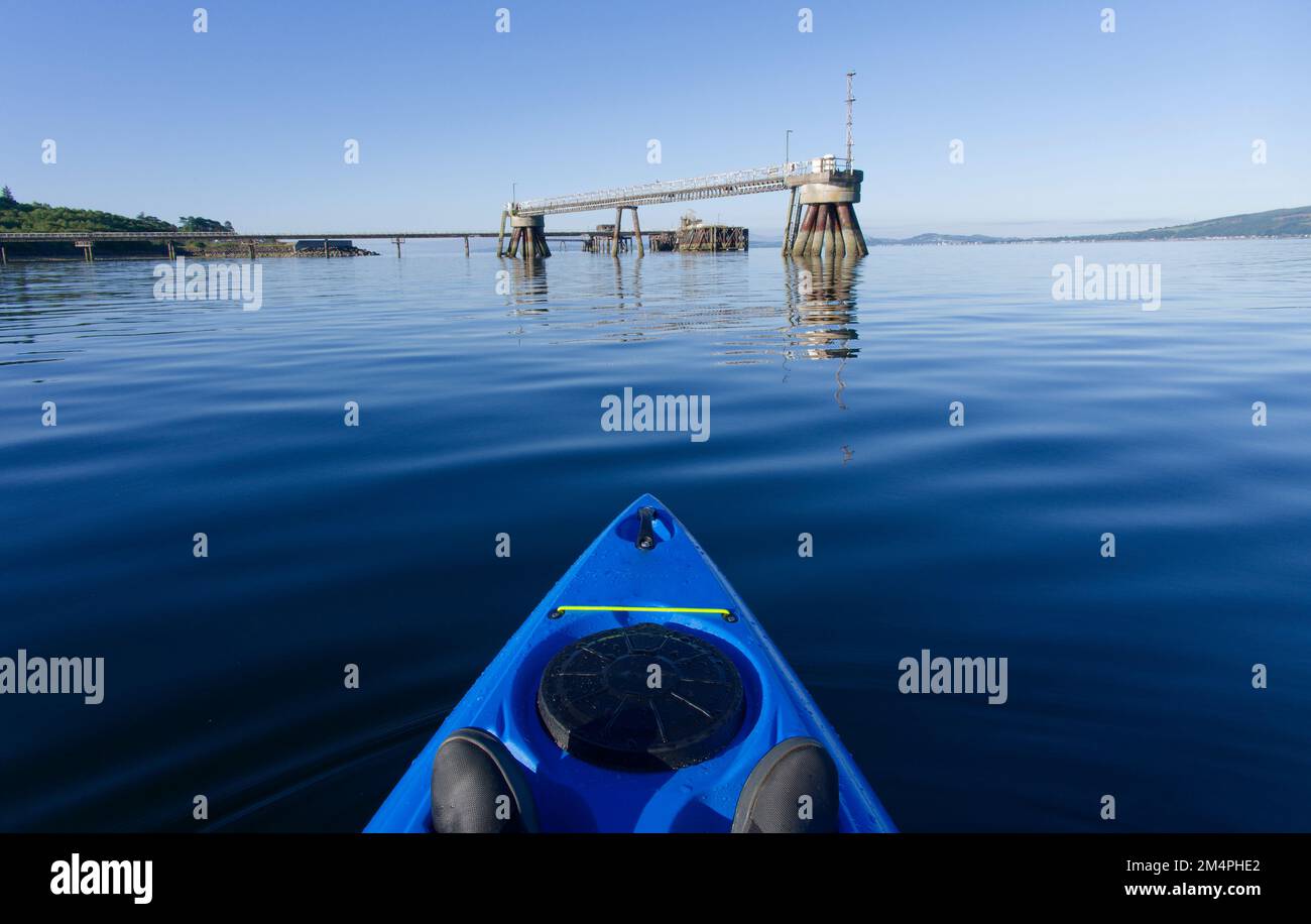 Vecchio molo in legno derelitto in mare alla centrale elettrica di Inverkip Foto Stock