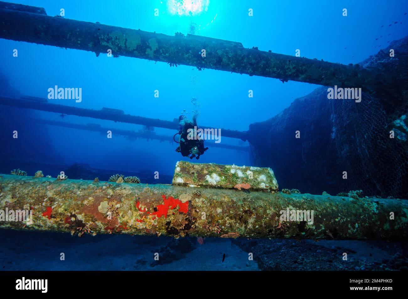 Punto di uscita del cavo sottomarino di 13 km per l'alimentazione elettrica della National Electric Power Company della Giordania tra Aqaba Jordan Foto Stock