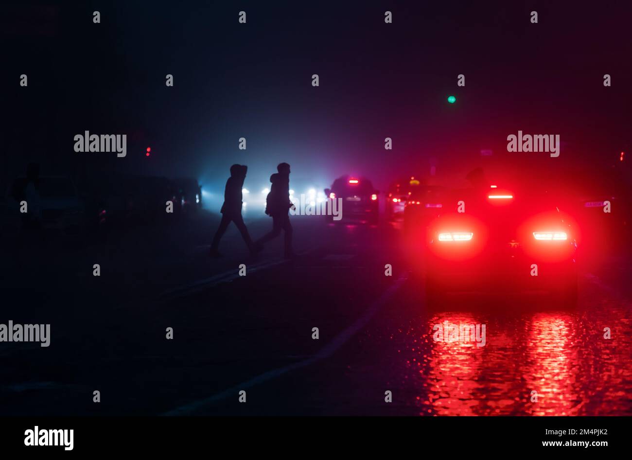 Le strade di Kyiv durante la nebbia e un blackout in serata. Le strade  della capitale Ucraina sono ora avvolte nell'oscurità e nell'ombra a causa  delle restrizioni sull'uso dell'elettricità. La mancanza di
