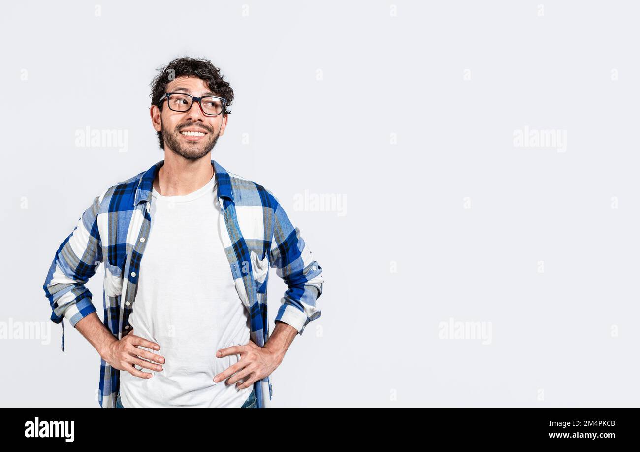 Persona sorridente premurosa che guarda uno spazio vuoto. Un bell'uomo sorridente che guarda una pubblicità al lato. un uomo sorridente che pensa e vede un Foto Stock