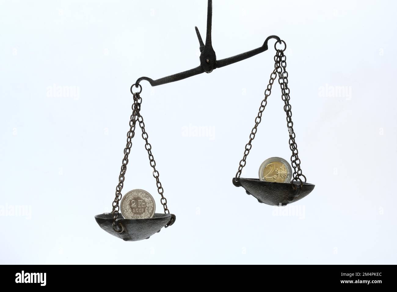 Padella con monete in franchi e euro, valore monetario, foto simbolo Foto Stock