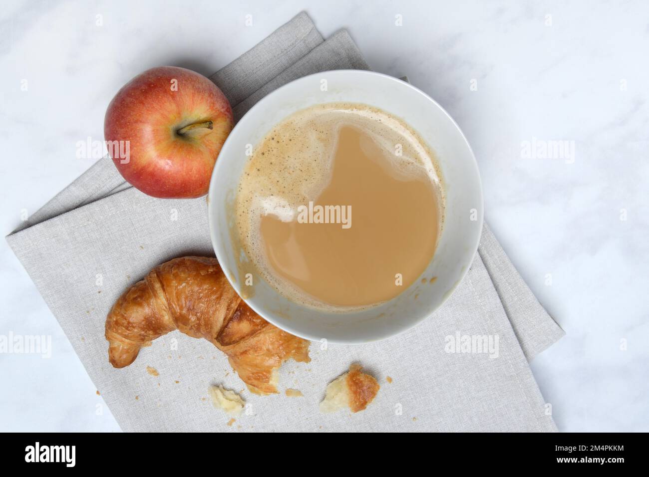 Caffè con latte in ciotola e croissant, colazione Foto Stock