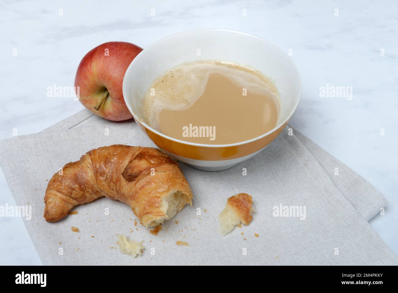 Caffè con latte in ciotola e croissant, colazione Foto Stock
