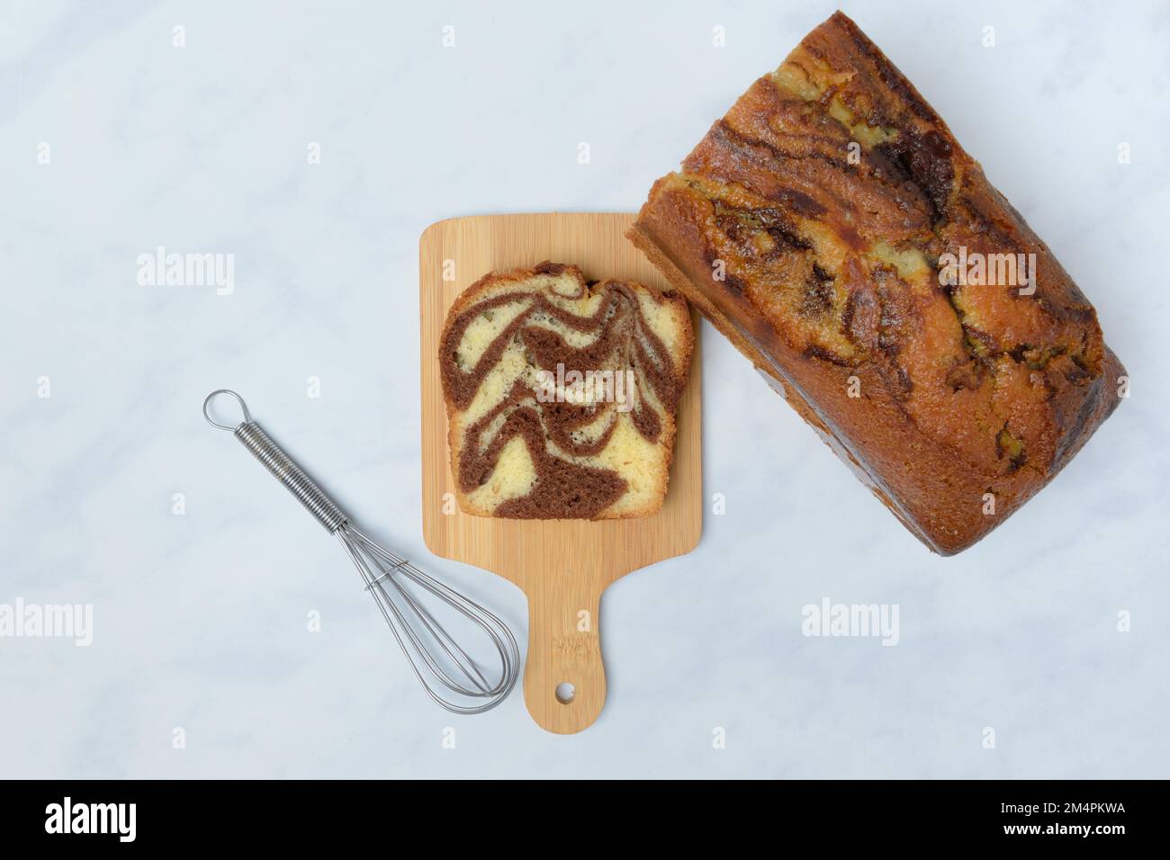 Torta di marmo su tavola di legno Foto Stock