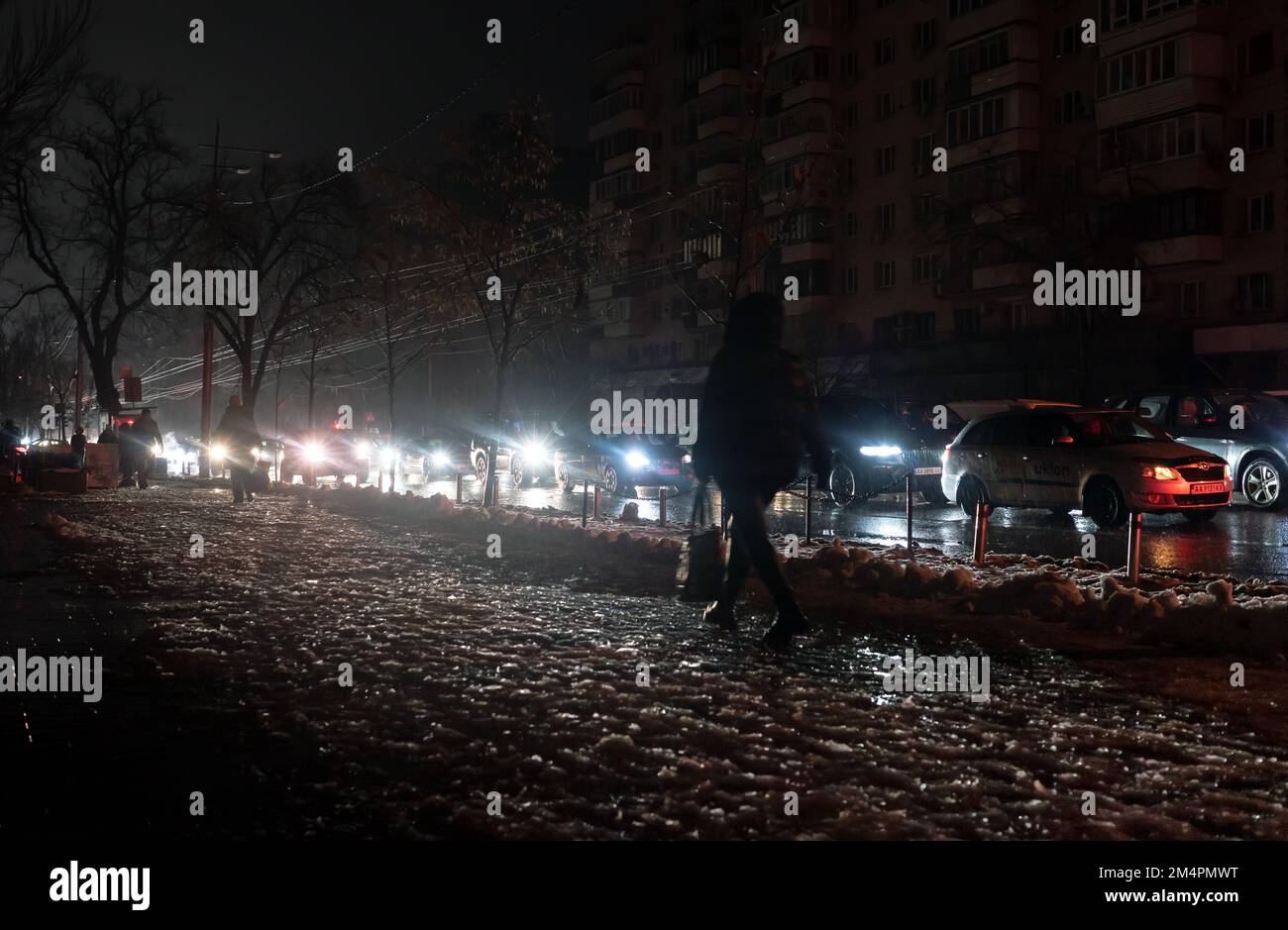 Edifici scuri senza luce durante un blackout a Kyiv. Le strade