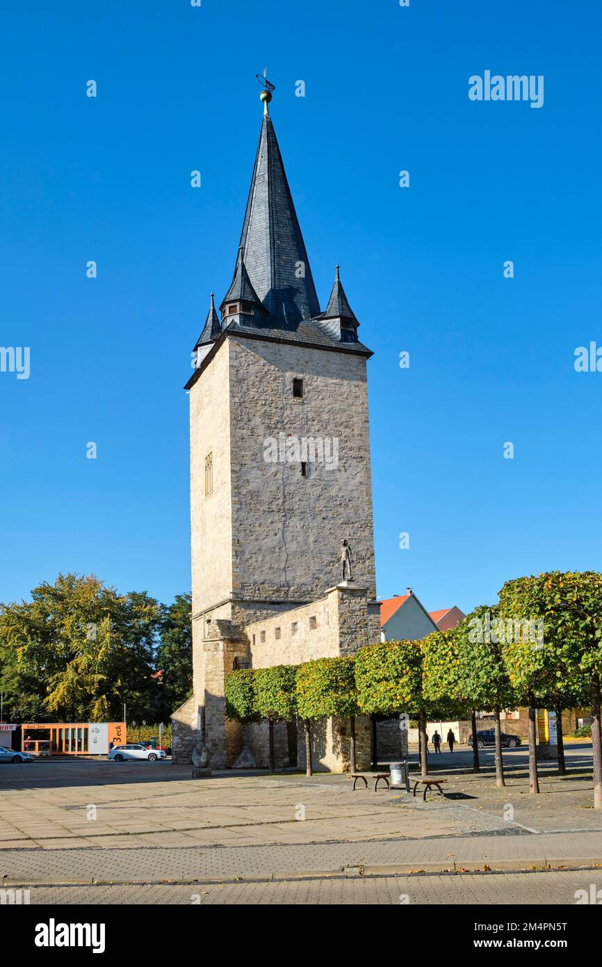 Muro della città al Johannistorturm con la figura bronzea del polymath Adam Olearius dello scultore Bernd Goebel, Aschersleben, Sassonia-Anhalt, Germania Foto Stock
