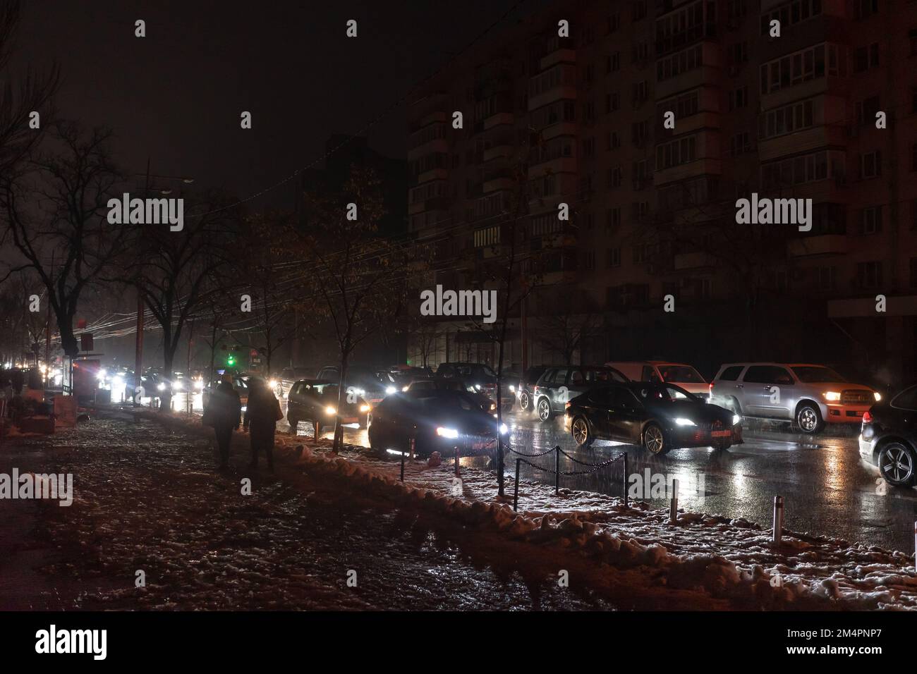 Le strade di Kyiv durante la nebbia e un blackout in serata. Le strade  della capitale Ucraina sono ora avvolte nell'oscurità e nell'ombra a causa  delle restrizioni sull'uso dell'elettricità. La mancanza di