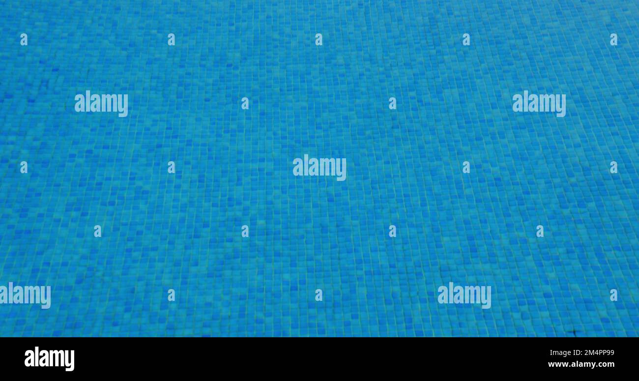 Superficie dell'acqua, piscina pulita ondulata e ondulazione. Rifrazione della luce solare vista dall'alto struttura acqua. Primo piano. Nessuno. Foto Stock
