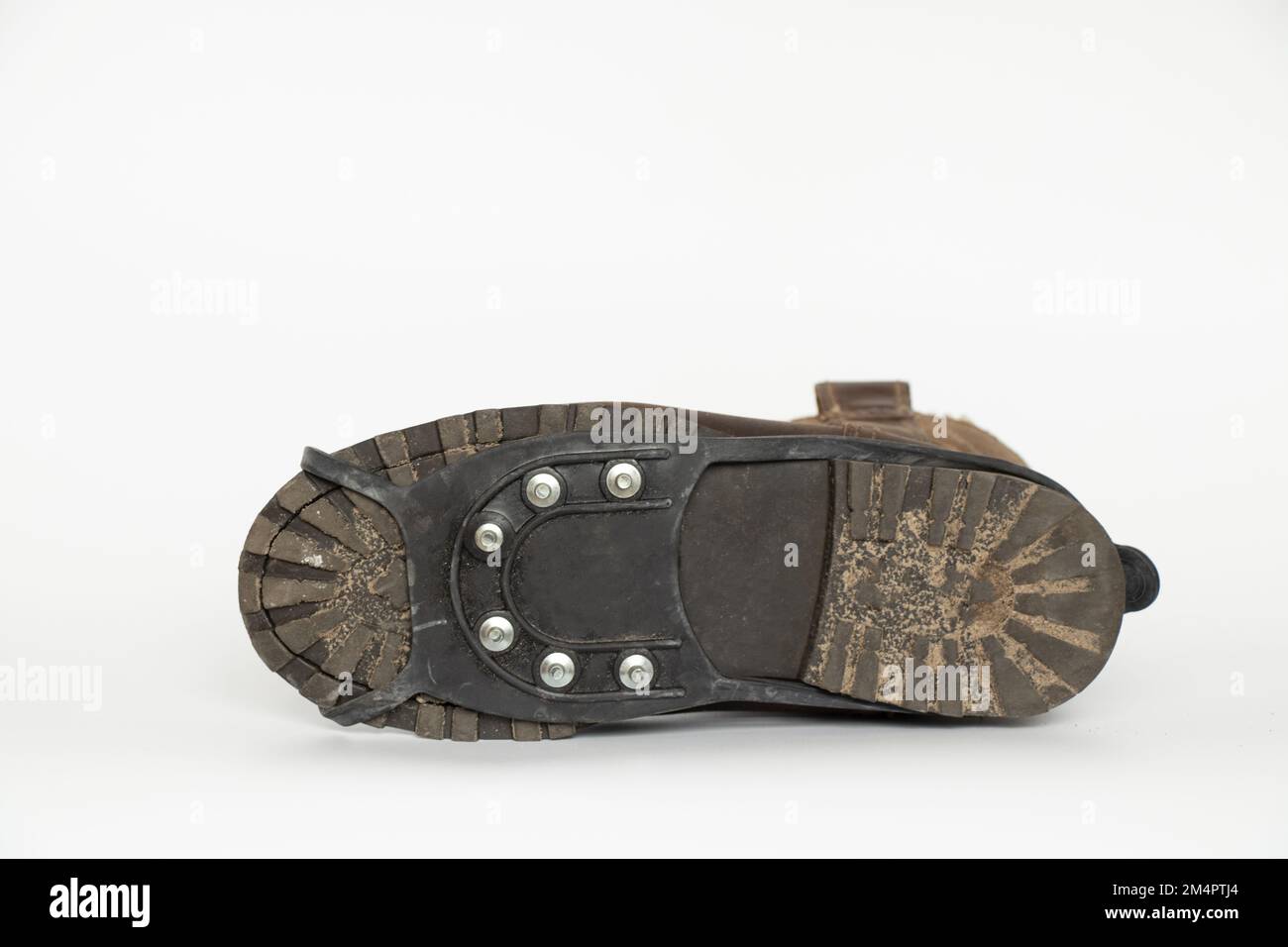 Stivali invernali con punte sulle scarpe contro lo scivolamento nel ghiaccio, punte sulle scarpe per la sicurezza, scarpe invernali Foto Stock