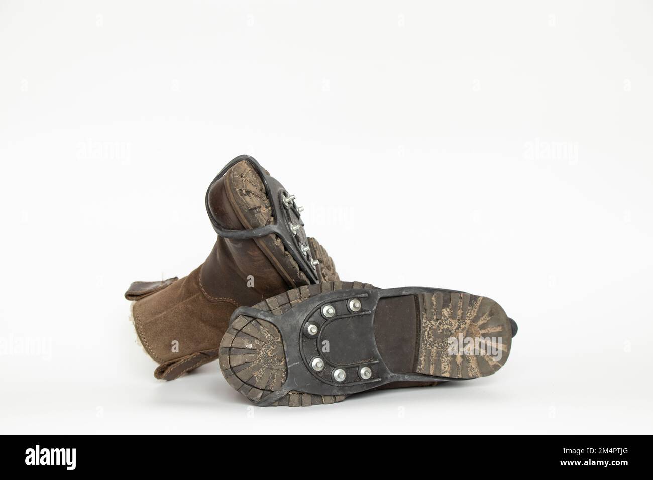 Stivali invernali con punte sulle scarpe contro lo scivolamento nel ghiaccio, punte sulle scarpe per la sicurezza, scarpe invernali Foto Stock