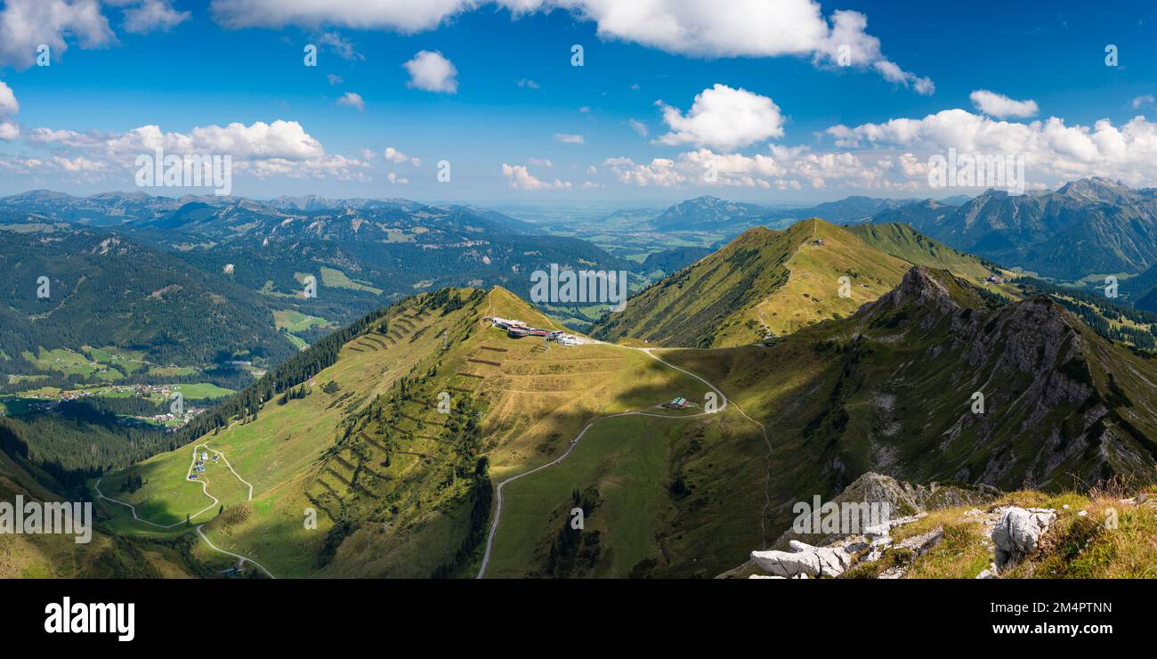 Panorama dal Walser Hammerspitze, 2170m, alla stazione di montagna del Kanzelwandbahn e il Fellhorn, 2038m, Oberallgaeu, Allgaeu, Baviera Foto Stock