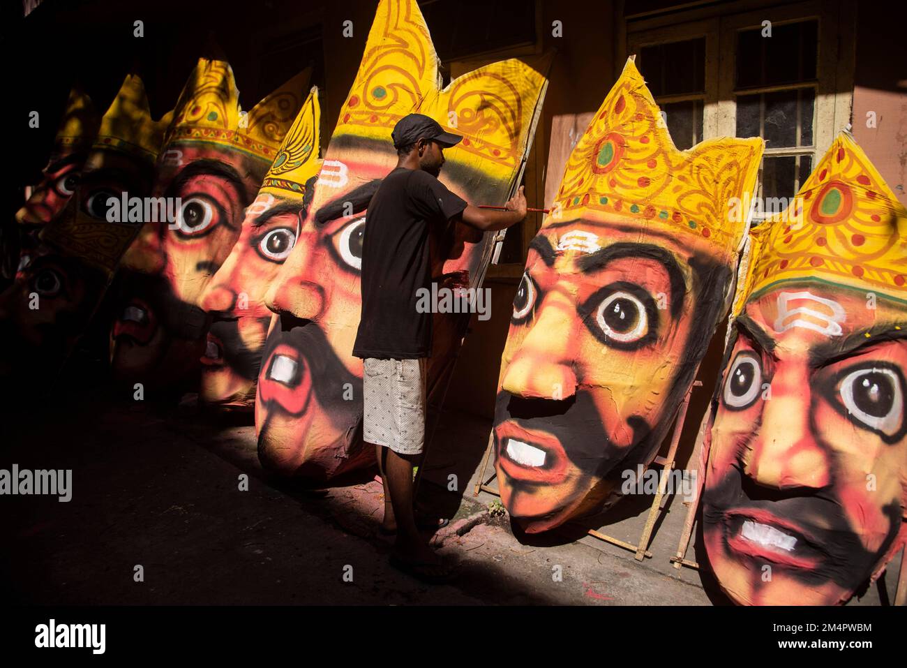 Pittura artigianale su un volto di Ravana idol davanti al Dussehra Festival, a Guwahati, India Mercoledì, 21 settembre 2022 Foto Stock