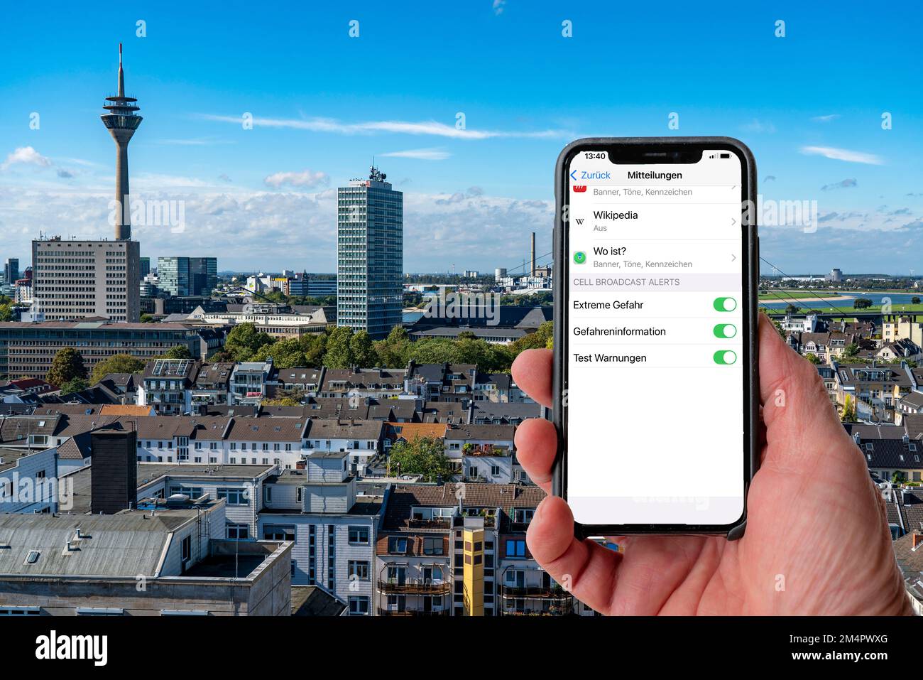 Simbolo di trasmissione cellulare, attivazione del servizio di avviso tramite il telefono cellulare, nelle impostazioni del telefono cellulare, messaggi, via SMS, a tutti i dispositivi localizzati Foto Stock