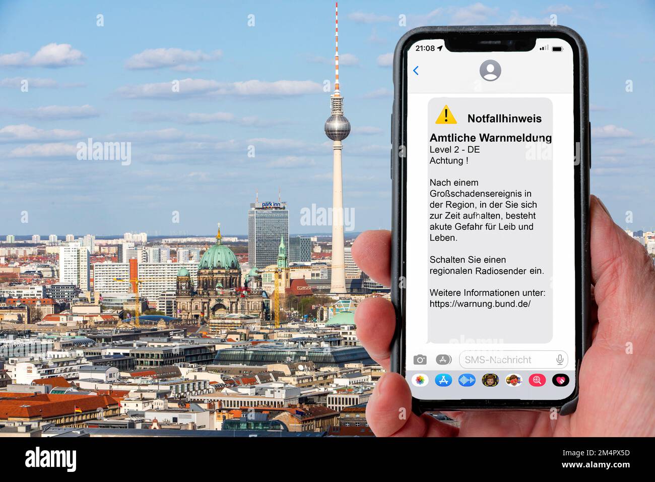 Simbolo di trasmissione cellulare, attivazione del servizio di avviso tramite il telefono cellulare, nelle impostazioni del telefono cellulare, messaggi, via SMS, a tutti i dispositivi localizzati Foto Stock