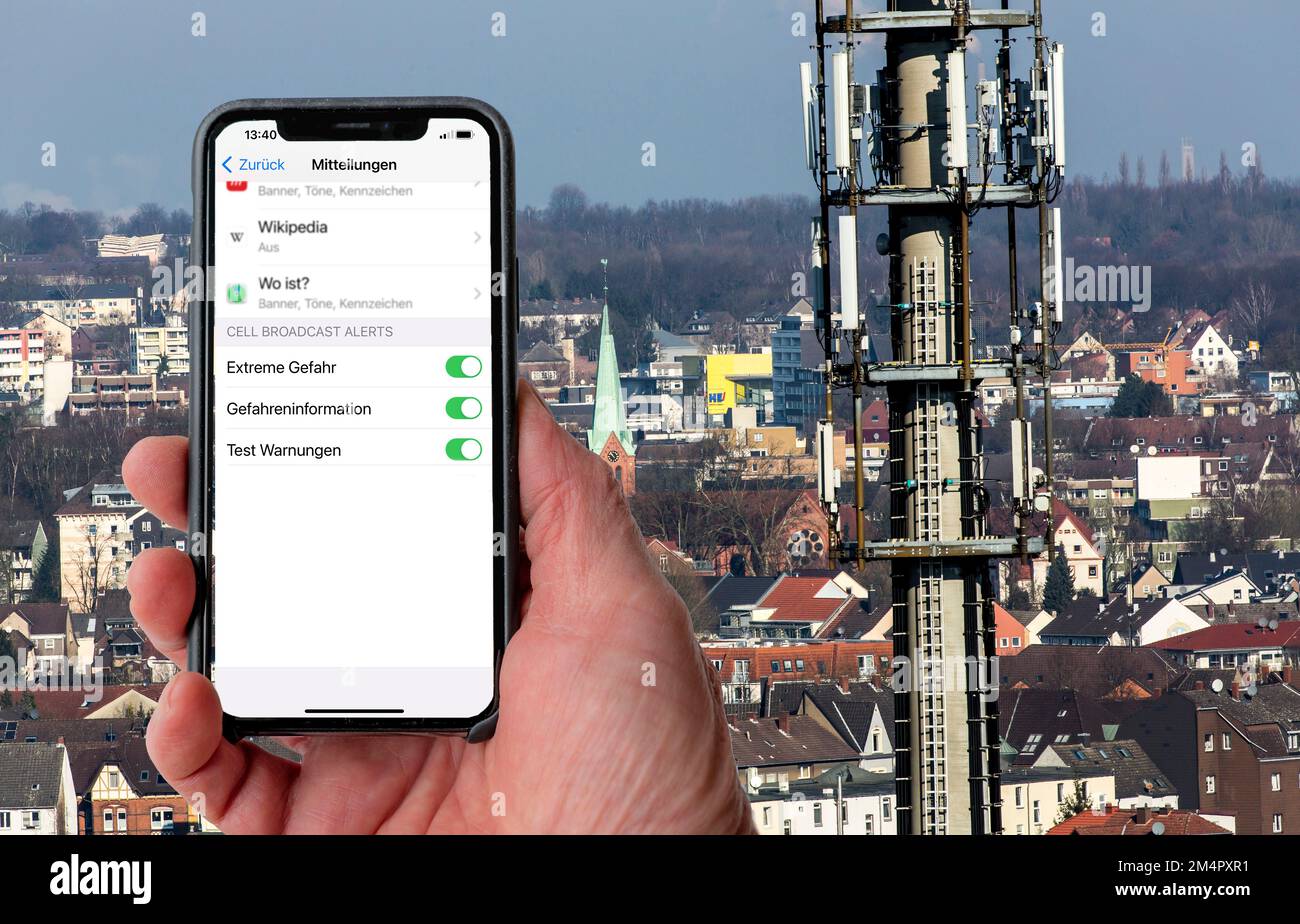 Immagine simbolica Cell broadcast, servizio di allarme via telefono cellulare, via SMS, a tutti i dispositivi situati nella zona delle celle radio, trasmissioni di antenne, che Foto Stock