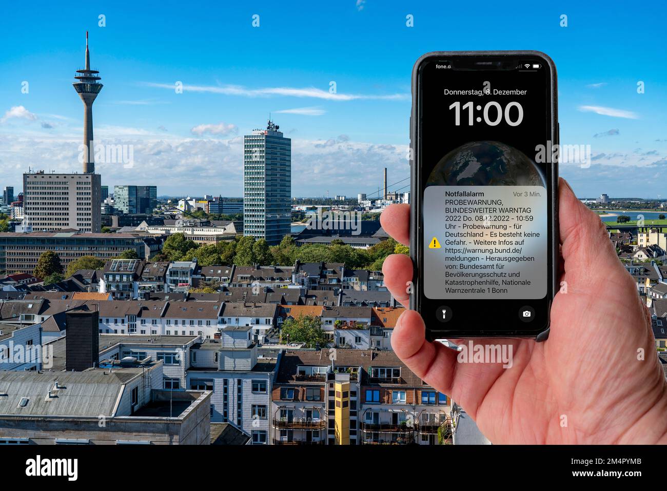 Giorno di allarme, 08.12.22 in Germania, primo avvertimento di prova via la radiodiffusione della cellula, allarme automatico della popolazione in caso di emergenza, via SMS al mobile Foto Stock
