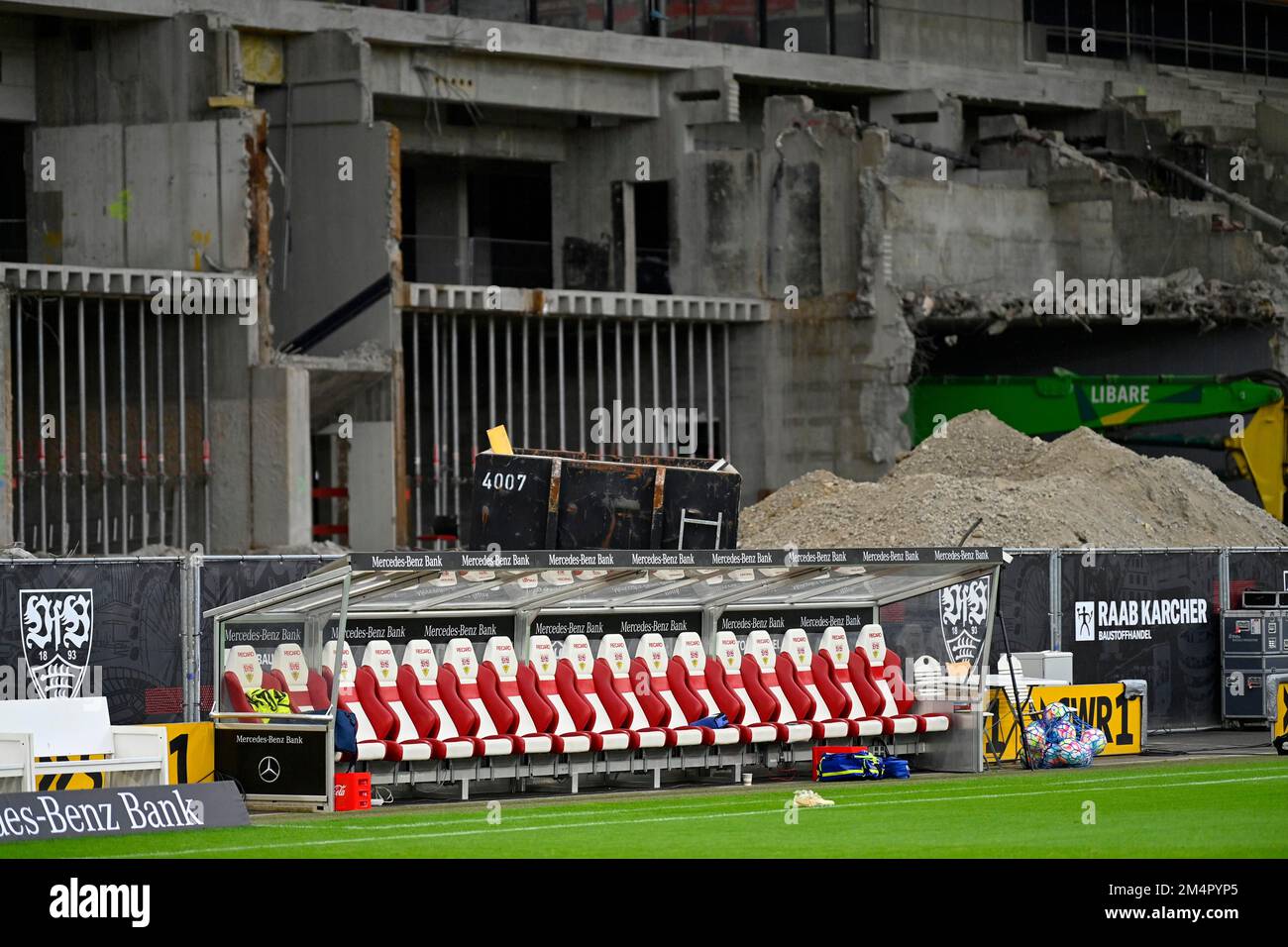 Panchina vuota del VfB Stuttgart, cantiere della Mercedes-Benz Arena, Stoccarda, Baden-Wuerttemberg, Germania Foto Stock