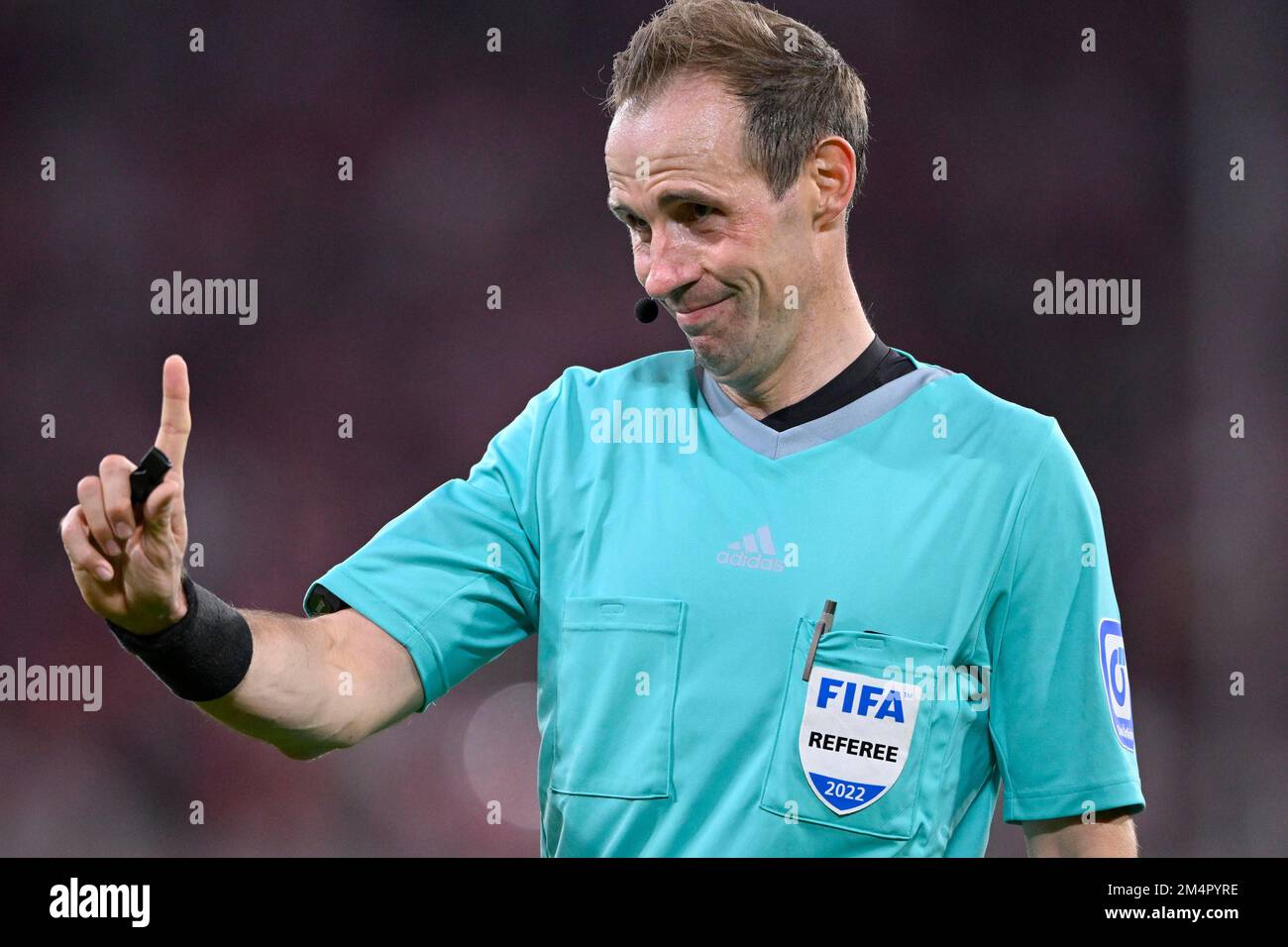 Arbitro Referee Sascha Stegemann indice del gesto dito, Allianz Arena, Monaco, Baviera, Germania Foto Stock