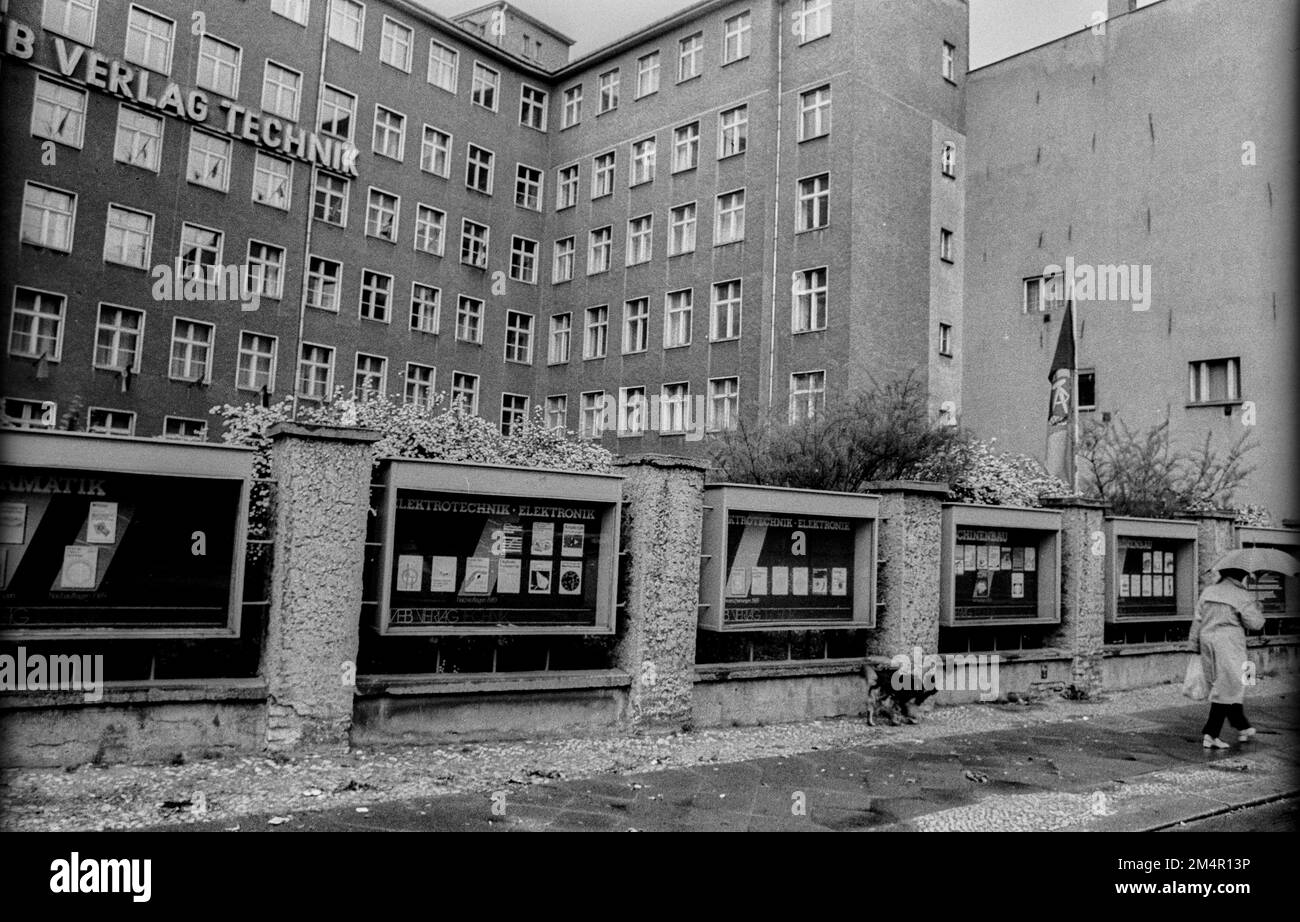 GDR, Berlino, 12. 05. 1989, VEB Verlag Technik, Oranienburger Strasse, bacheche Foto Stock