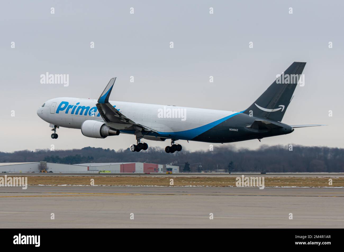 Rockford, il USA - 21 dicembre 2022: Amazon prime Air Boeing 767-300 F (N389AZ) decollo dall'aeroporto internazionale Rockford di Chicago. Foto Stock