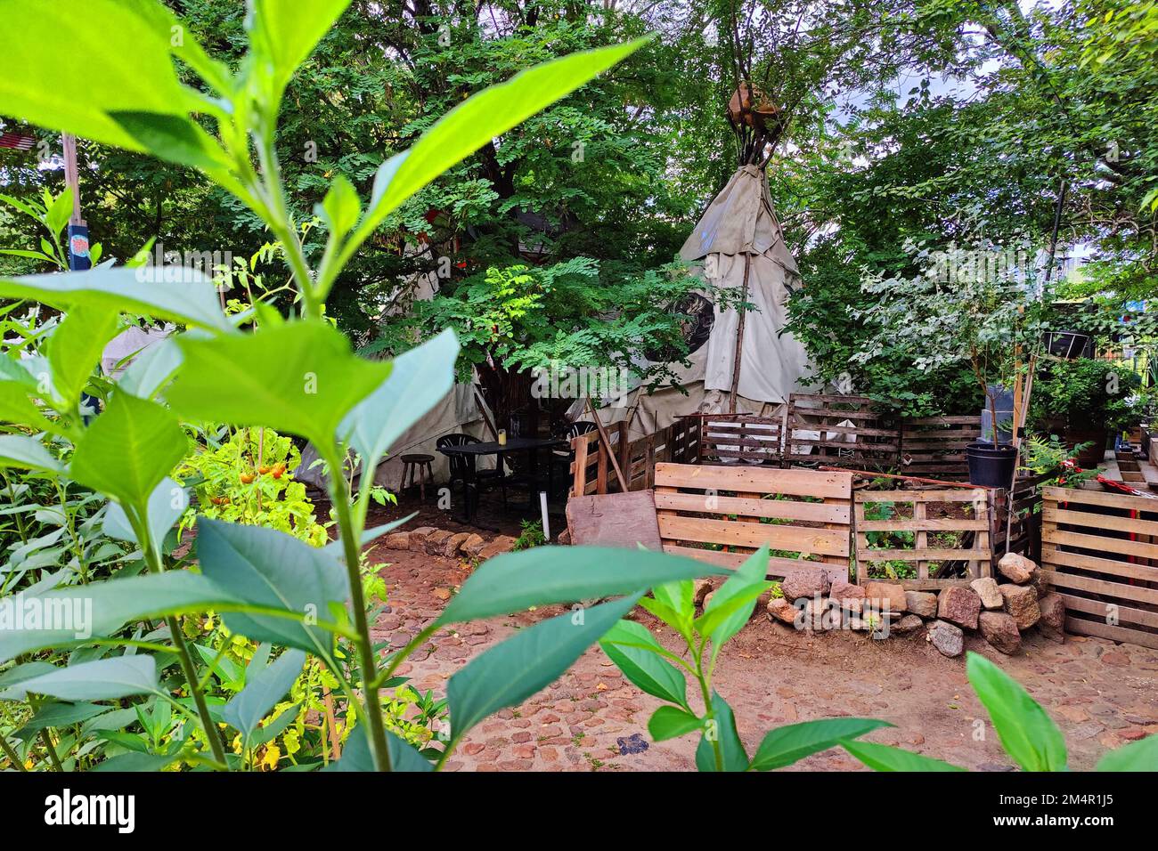 Scena a Paula-Thiede-Ufer sulla Sprea, Berlin-Mitte, Berlino, Germania Foto Stock