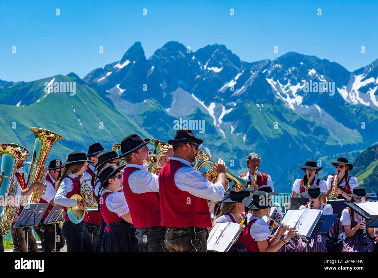 Banda di ottone, servizio cristiano, massa montana sul Fellhorn, Alpi di Allgaeu, Allgaeu, Baviera, Germania Foto Stock