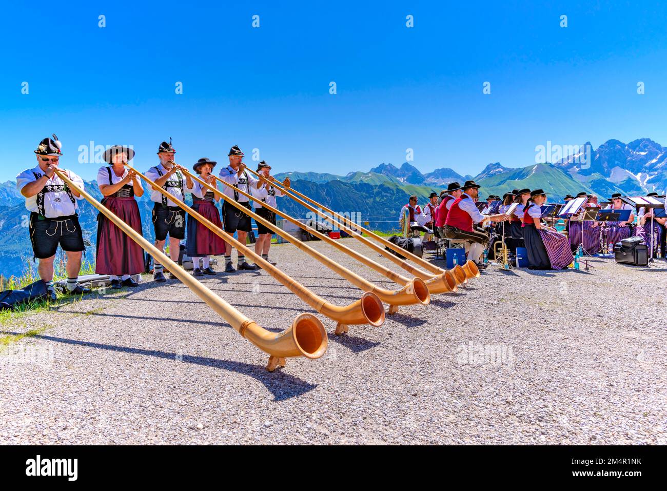 Soffiatori Alphorn, servizio cristiano, massa montana sul Fellhorn, Alpi Allgaeu, Allgaeu, Baviera, Germania Foto Stock