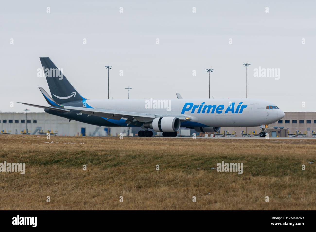 Rockford, il USA - 21 dicembre 2022: Amazon prime Air Boeing 767-300 F (N617AZ) tassando all'aeroporto internazionale Rockford di Chicago. Foto Stock