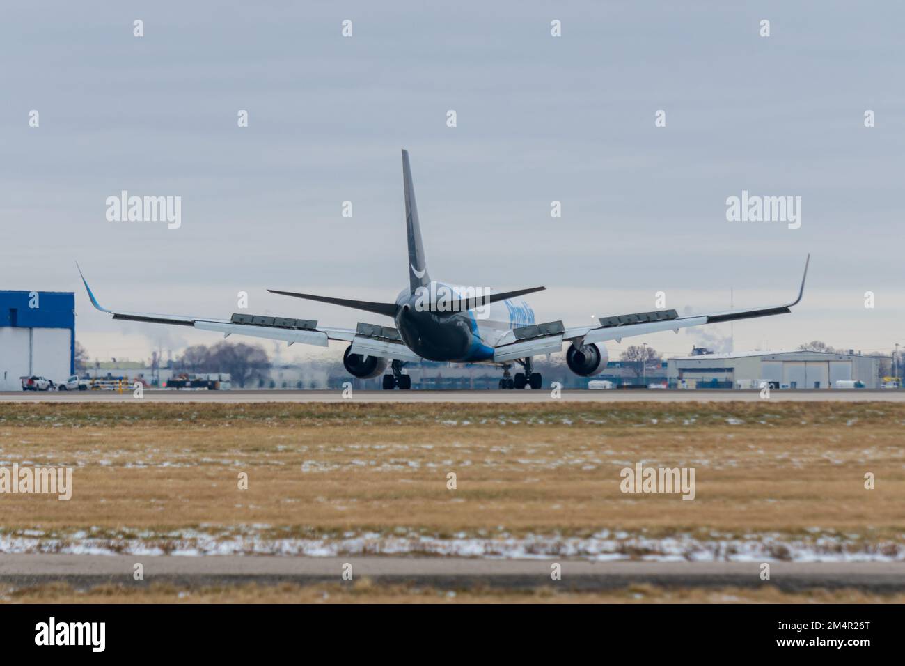 Rockford, il USA - 21 dicembre 2022: Amazon prime Air Boeing 767-300 F (N617AZ) tassando all'aeroporto internazionale Rockford di Chicago. Foto Stock