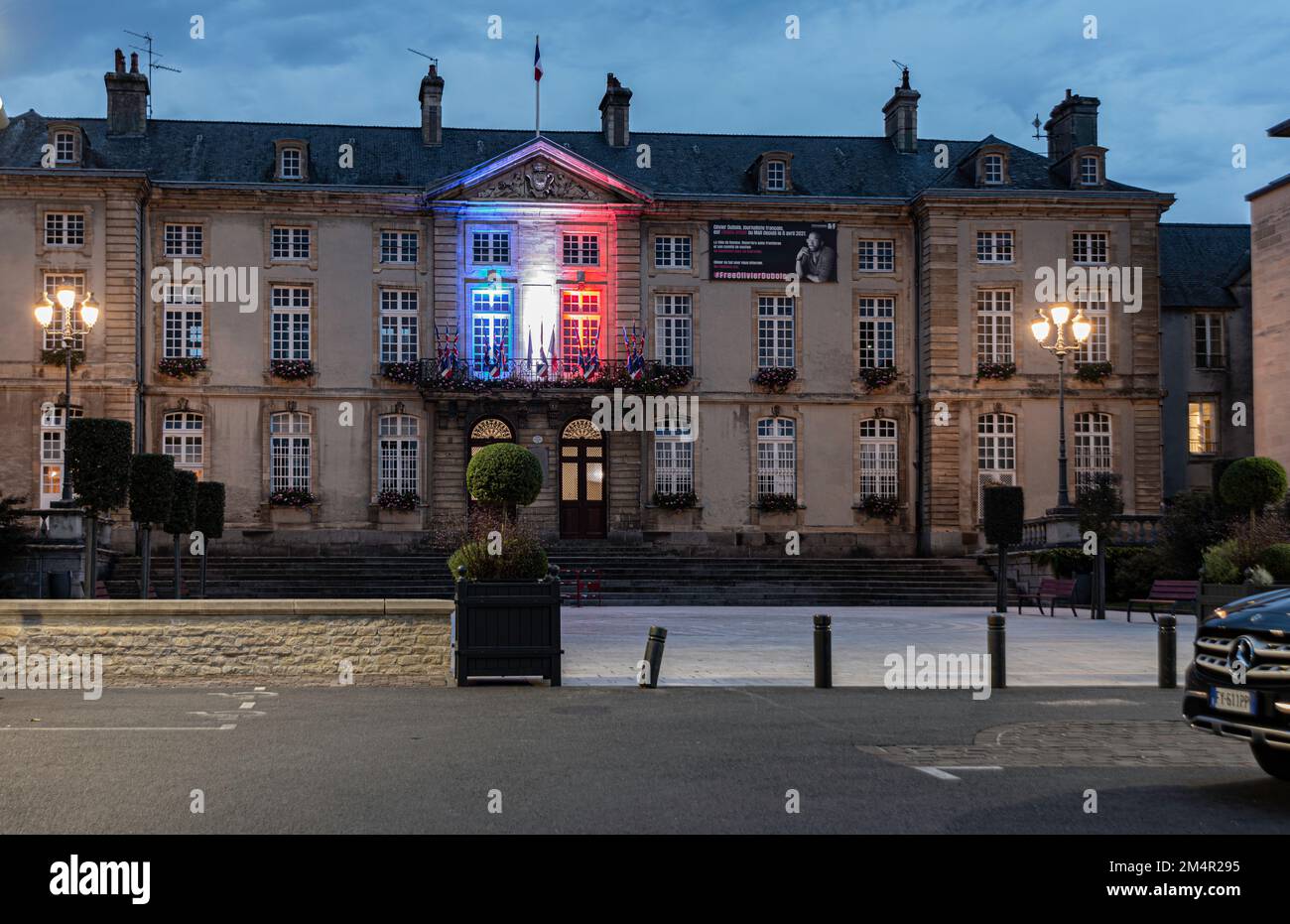 Edificio con luci blu, bianche e rosse (colori francesi) a Bayeaux, Francia Foto Stock
