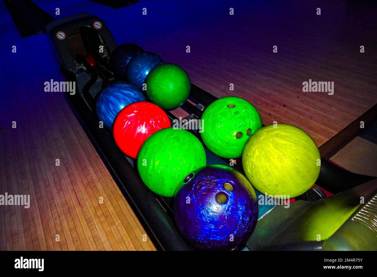 Adolescenti e bambini giocano a bowling lanciano una palla da bowling in Fun Bowling Beyond Bowling a Eckernfeld Lehe Bremerhaven Bremen Germania. Foto Stock