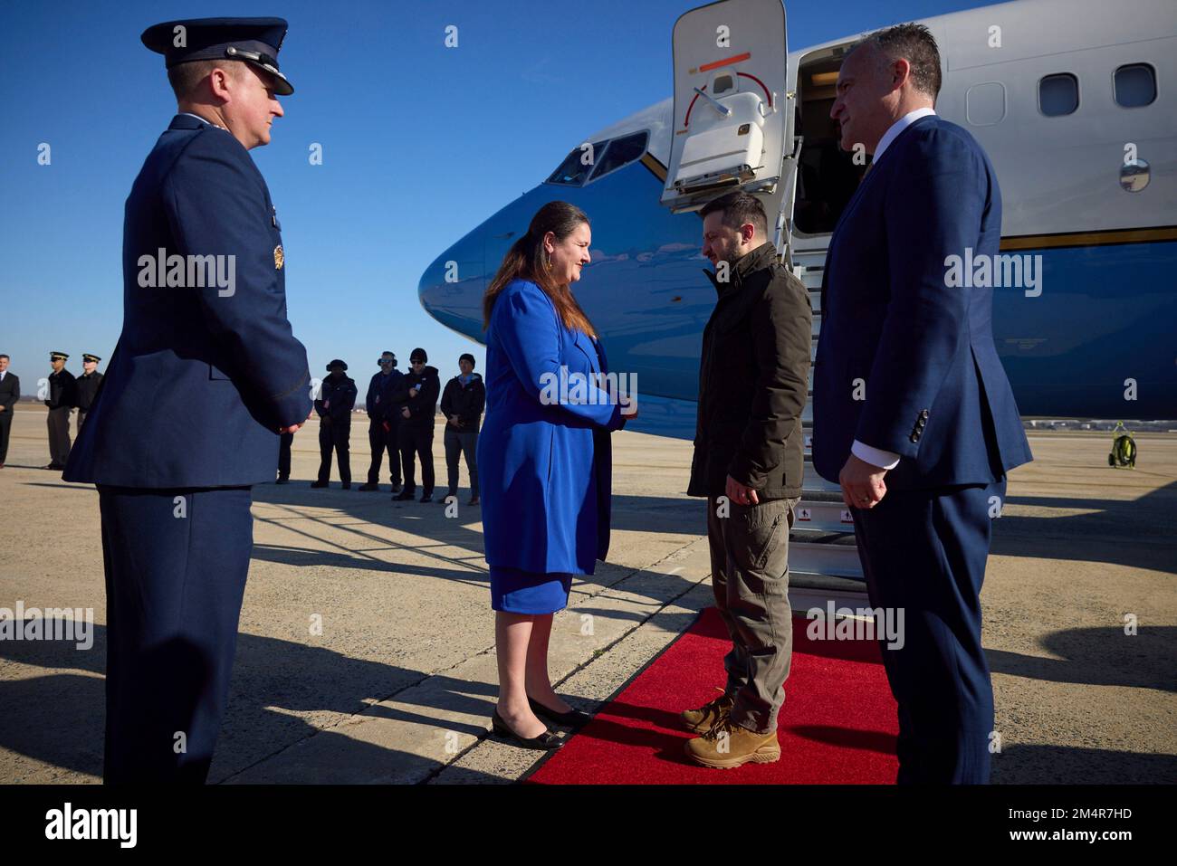 Credit: Ukraine Presidential Press Office/Alamy Live NewsClinton, Stati Uniti. 21 dicembre 2022. Il presidente ucraino Volodymyr Zelenskyy, è salutato all'ambasciatore ucraino presso la U.S, Oksana Markarova, a sinistra, all'arrivo alla base congiunta Andrews, 21 dicembre 2022 a Clinton, Maryland. Foto Stock