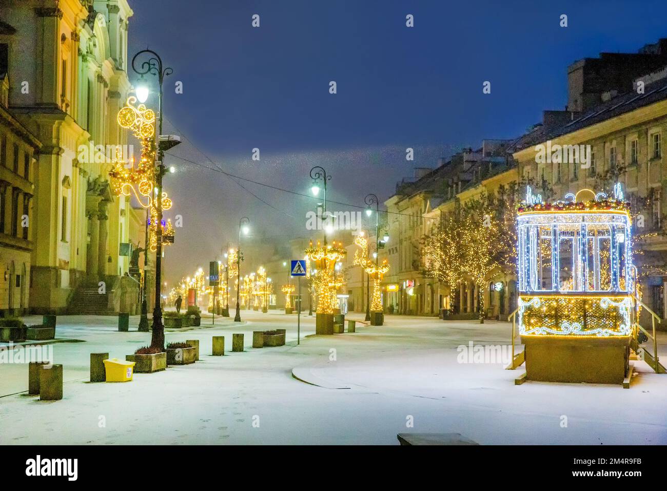 Presto Natale! Una favola invernale - la neve sta cadendo! Illuminato di alcune figure da luci sulla strada pedonale Krakowskie Przedmiescie in giù Foto Stock