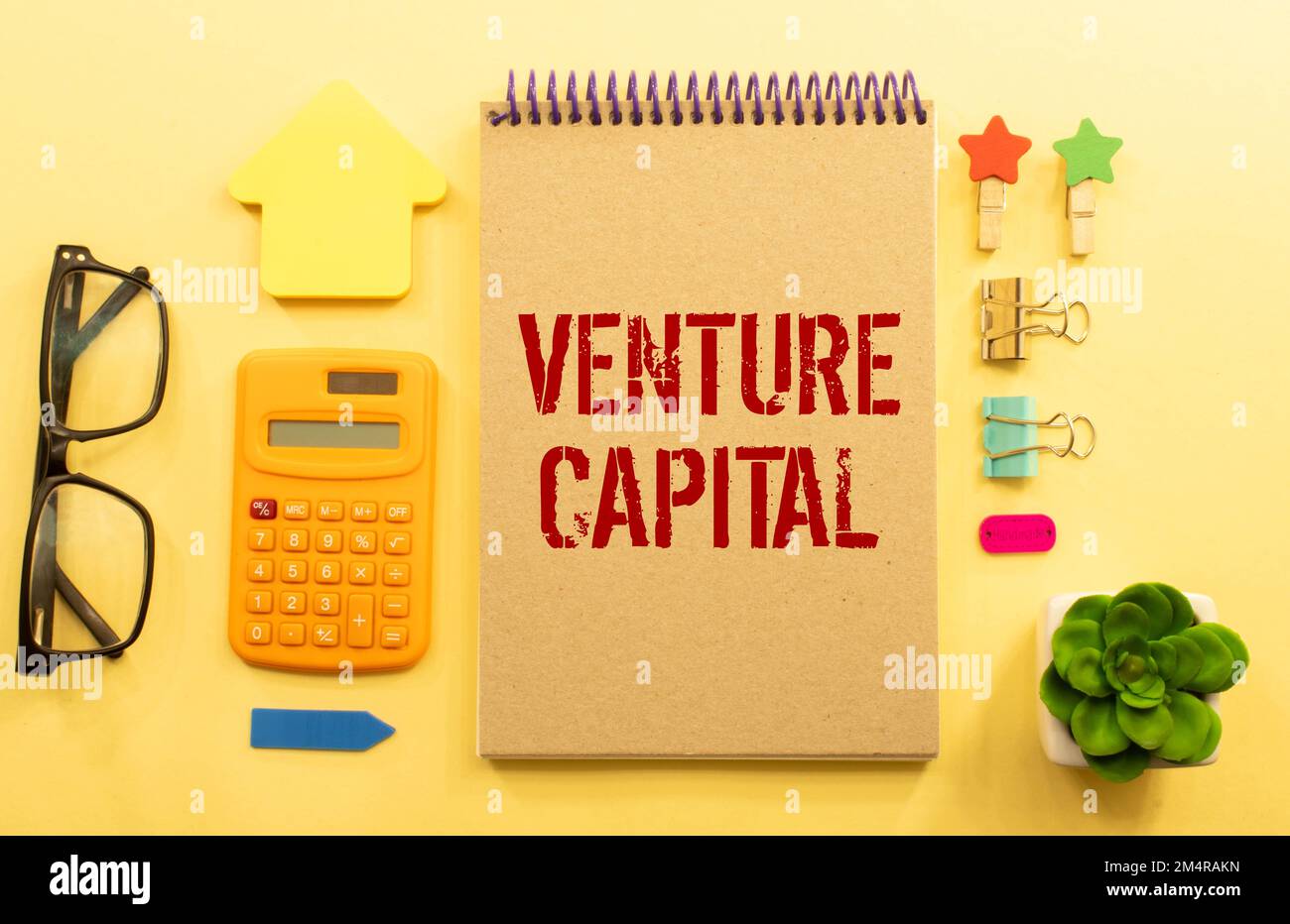 VC simbolo di abbraviazione del capitale di rischio. Concetto parole VC venture capital su nota bianca. Penna metallica. Bollette in dollari. Bellissimo sfondo bianco. Copia s. Foto Stock