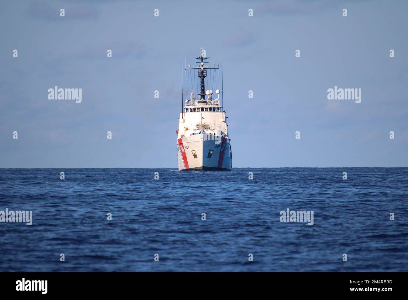 USCGC vigoroso (WMEC 627) in corso nel South Florida Straits, 18 novembre 2022. Le principali missioni del cutter sono le operazioni di controdrug, l'interdizione dei migranti, l'applicazione delle leggi federali sulla pesca e la ricerca e salvataggio a sostegno degli Stati Uniti Operazioni della Guardia Costiera in tutto l'emisfero occidentale. (STATI UNITI Guardia costiera foto di Petty Officer 3rd Classe Payton Ray) Foto Stock