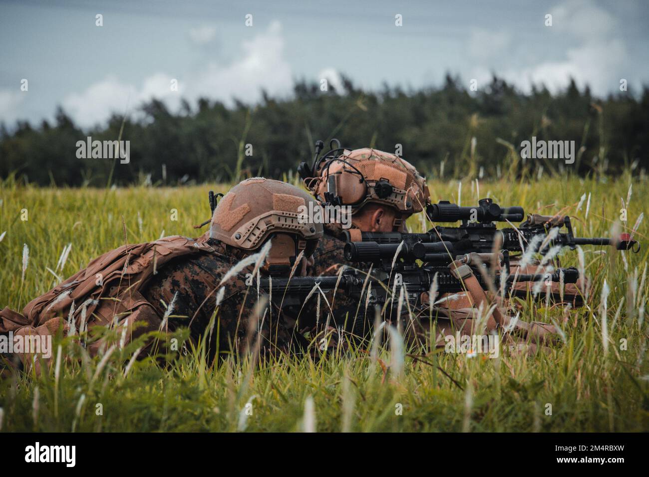 NEGLI STATI UNITI Marine with the 31st Marine Expeditionary Unit fornisce sicurezza per un esercizio di addestramento in elicottero raid durante l'addestramento all'integrazione anfibio 22,2 a IE Shima, Giappone, 3 agosto 2022. Durante l'AIT, il MEU 31st ha condotto assalti nave-terra in preparazione dell'imminente esercizio di certificazione dell'unità. Il 31st MEU, 12th Marine Regiment, insieme agli Stati Uniti Lo Squadrone anfibio 11 della Marina conduce l'AIT per garantire una pronta e competente forza di risposta alle crisi impiegata nella regione dell'Indo-Pacifico. (STATI UNITI Foto del corpo marino di Sgt. JVonnta Taylor) Foto Stock