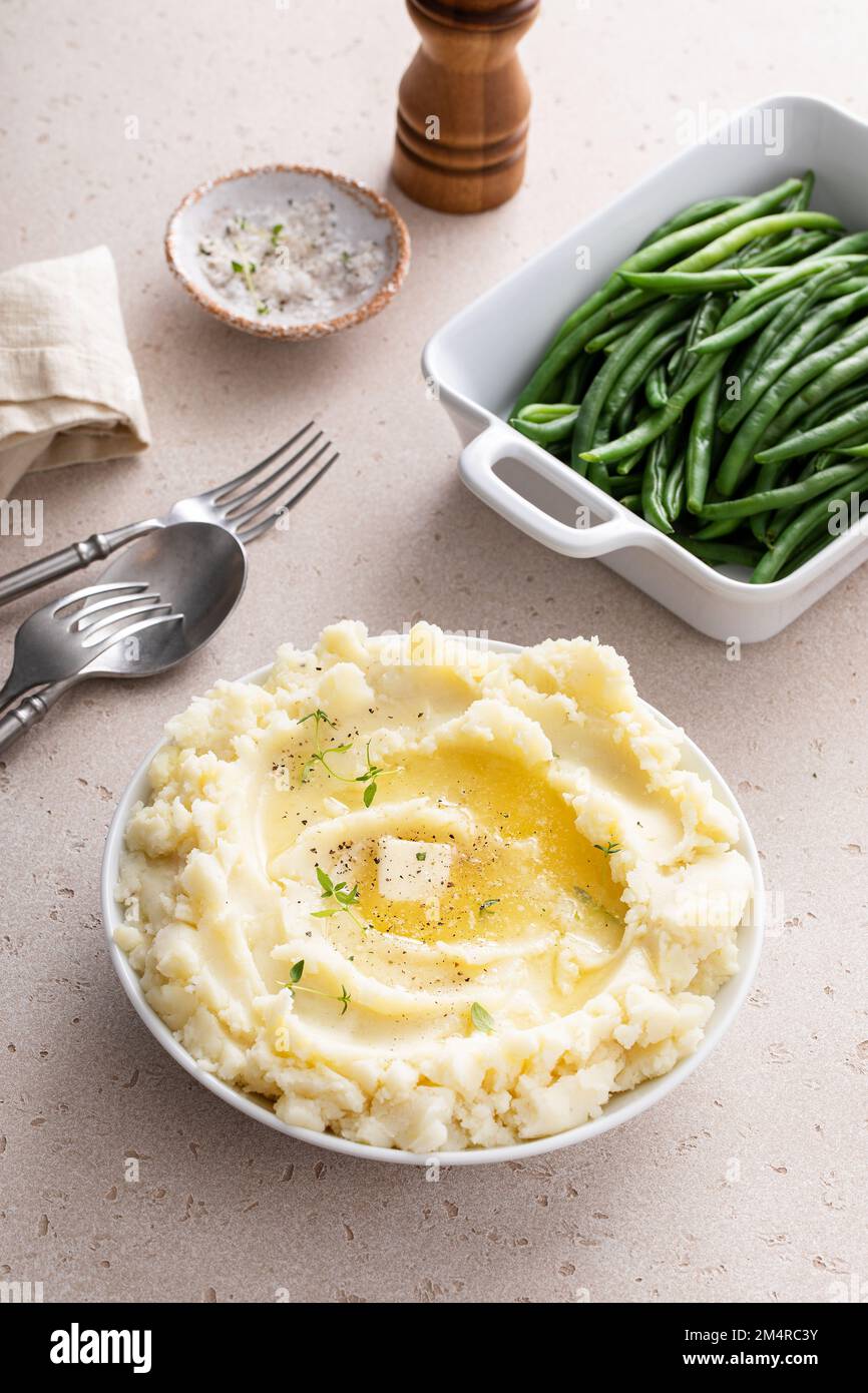 Purè di patate con burro in un recipiente da portata Foto Stock
