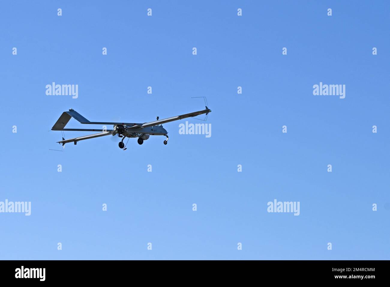 I soldati del 1st DET / 104th BEB (BRIGADE ENG BATTALLION) stanno completando i test del drone OMBRA non presidiato t-UAS. Questo drone di 12 piedi con un'apertura alare di 22 piedi è un drone base carburante che può restituire foto e video a un punto base. L'OMBRA viene lanciata da un catapulta pneumatico montato su un rimorchio, viene recuperata con l'ausilio di attrezzi di arresto simili ai getti su un portaerei. La telecamera elettroottica/infrarossa (EO/IR), raffreddata ad azoto liquido, stabilizzata digitalmente e montata su gimbal, trasmette video in tempo reale tramite un collegamento dati line-of-sight in banda C alla stazione di controllo a terra (GCS Foto Stock