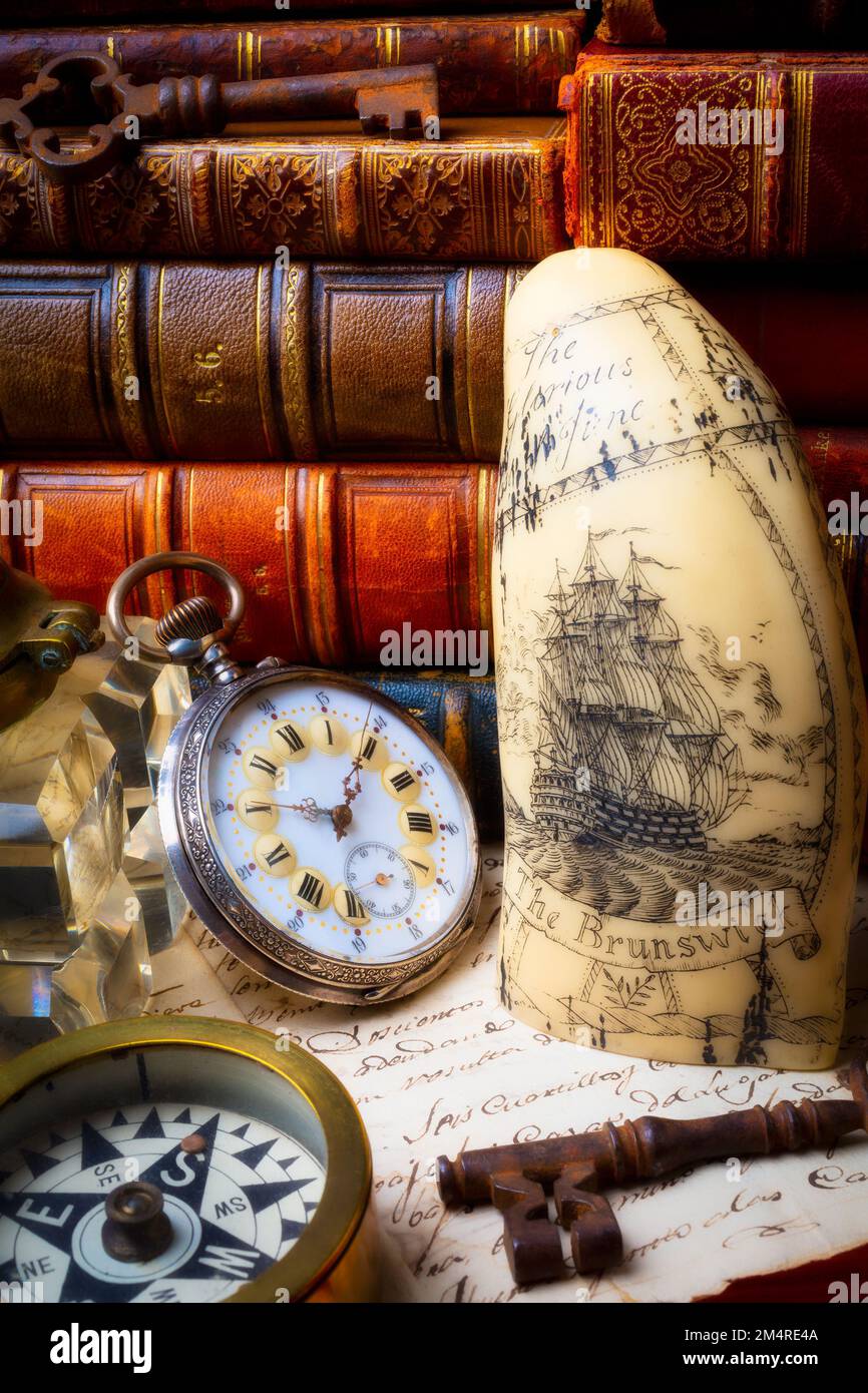 Pocket Watch e Schrimshaw Sailing Ship The Brunswick Still Life Foto Stock