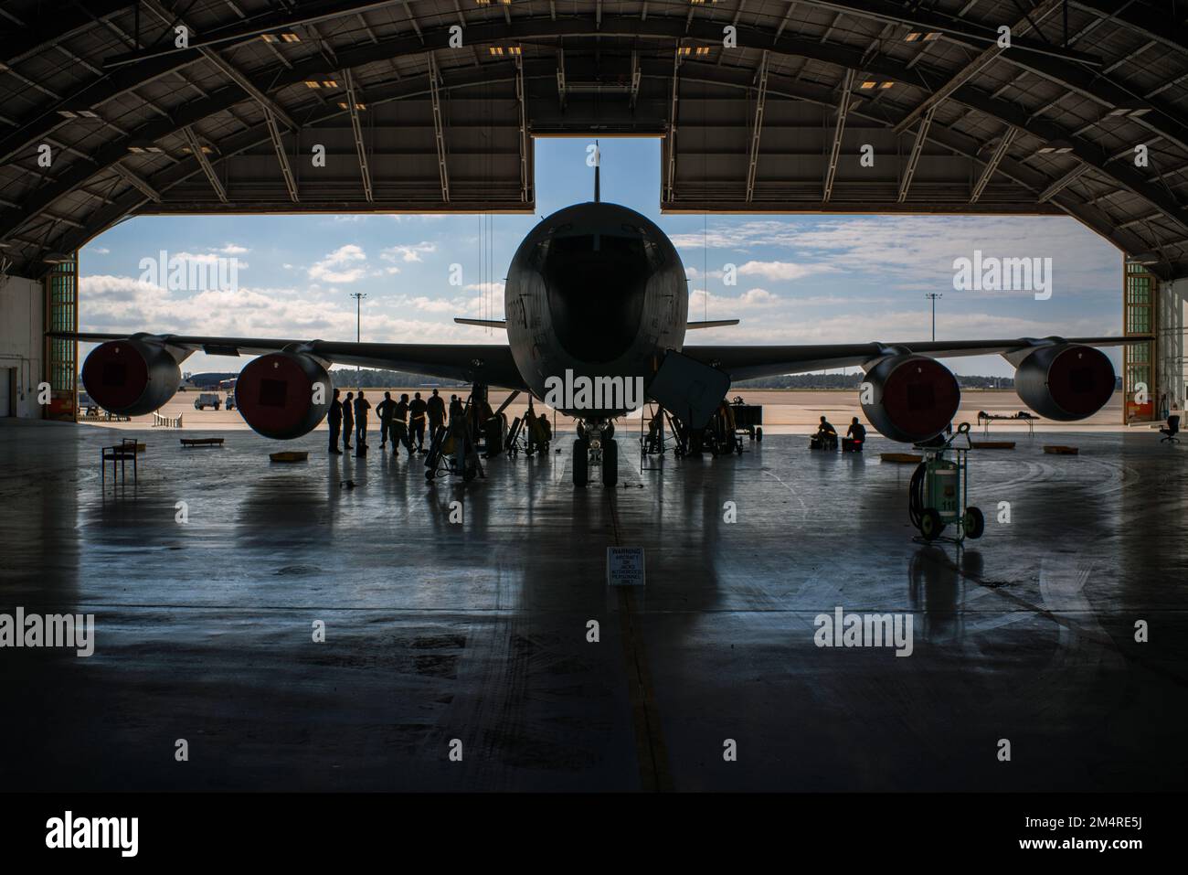 I capi dell'equipaggio assegnati allo Squadron di manutenzione dell'aeromobile 6th rialzano un aereo Stratotanker KC-135 assegnato all'Ala di rifornimento dell'aria 6th alla base dell'aeronautica di MacDill, Florida, 13 dicembre 2022. Il gruppo di manutenzione 6th sta lavorando per migliorare la sostenibilità del carrello di atterraggio KC-135 installando nuovi componenti idraulici. Air Mobility Command ha scelto MacDill come sede per questo progetto a causa dell'ambiente corrosivo della base, dovuto alla sua vicinanza all'acqua salata. (STATI UNITI Air Force foto di Senior Airman Joshua Hastings) Foto Stock