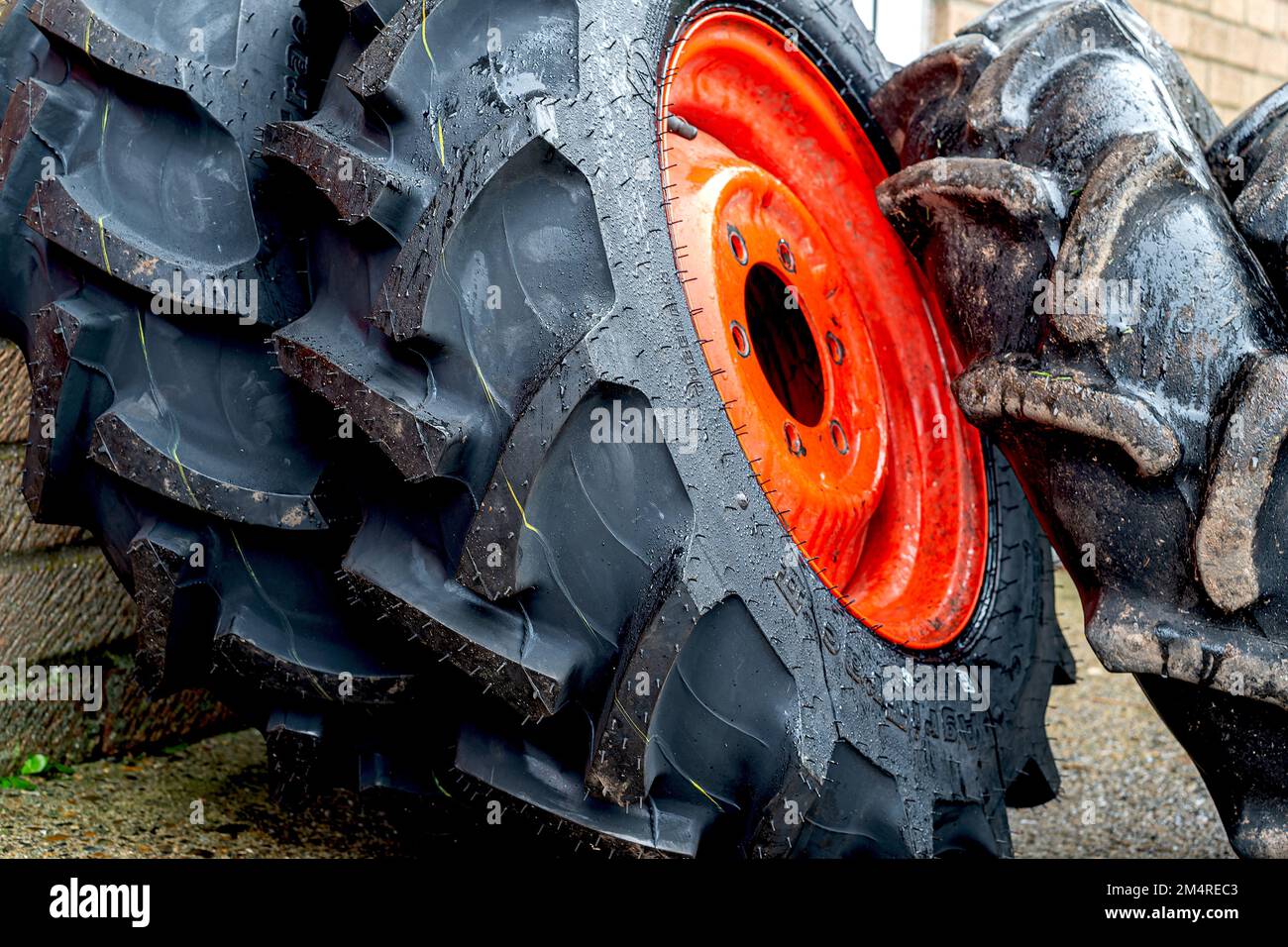 Una collezione di pneumatici di tipo agricolo al di fuori di un deposito pneumatici a Fakenham, Norfolk settentrionale, Regno Unito Foto Stock