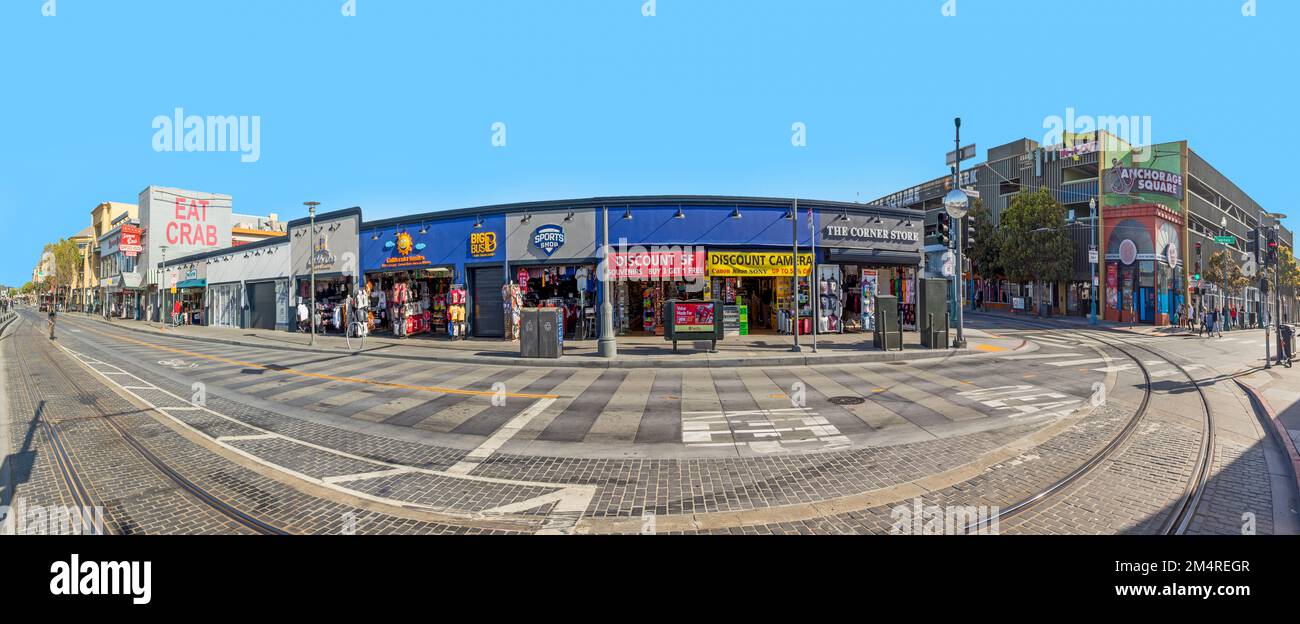 San Francisco, Stati Uniti d'America - 17 maggio 2022: La gente gode camminando al molo dei pescatori a San Francisco. Foto Stock