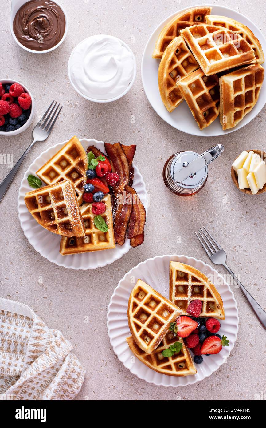 Tavolo per la colazione con waffle, frutti di bosco e pancetta Foto Stock