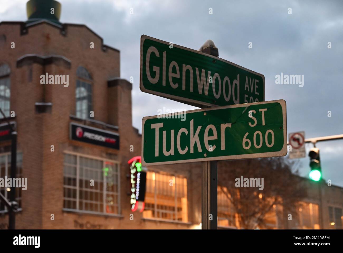 Da vicino le indicazioni stradali per Glenwood Avenue e Tucker Street a Raleigh, North Carolina. Foto Stock