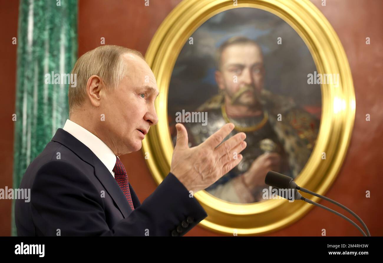 Il presidente russo Vladimir Putin risponde alle domande dei giornalisti del Cremlino. Putin ha dichiarato: “Ripeto ancora una volta, crediamo – voglio sottolinearlo – che tutto ciò che sta accadendo, e tutto ciò che è connesso con l’operazione militare speciale, sia una misura assolutamente forzata e necessaria. Dovremmo essere grati ai nostri militari, alle nostre truppe, agli ufficiali, ai nostri soldati per quello che stanno facendo per la Russia, per difendere i suoi interessi, la sua sovranità e, soprattutto, per proteggere il nostro popolo”. Per la prima volta oggi, Putin ha definito la sua "operazione militare speciale” una "guerra”. (Foto: Il russo Foto Stock