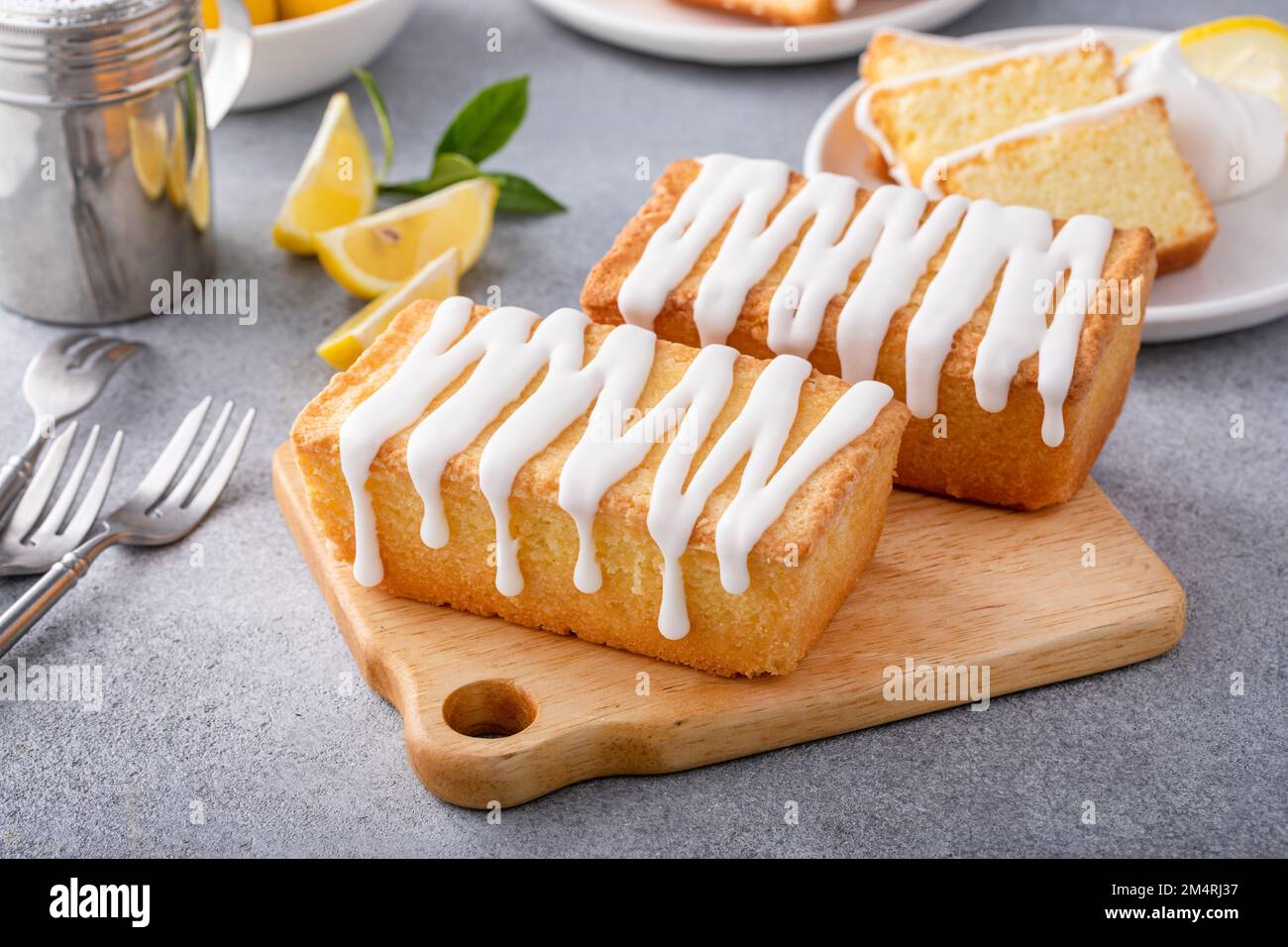 Limone Pound torta al forno fresshly con zucchero limone glassa Foto Stock