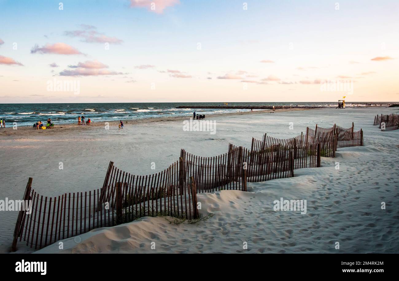 Galveston, Texas, Stati Uniti - 17 agosto 2018: Vista della spiaggia di Galveston al tramonto sull'isola di Galveston, Texas. Foto Stock