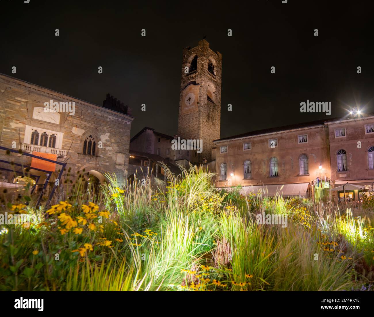 Campanile nell'antica città di Bergano Foto Stock