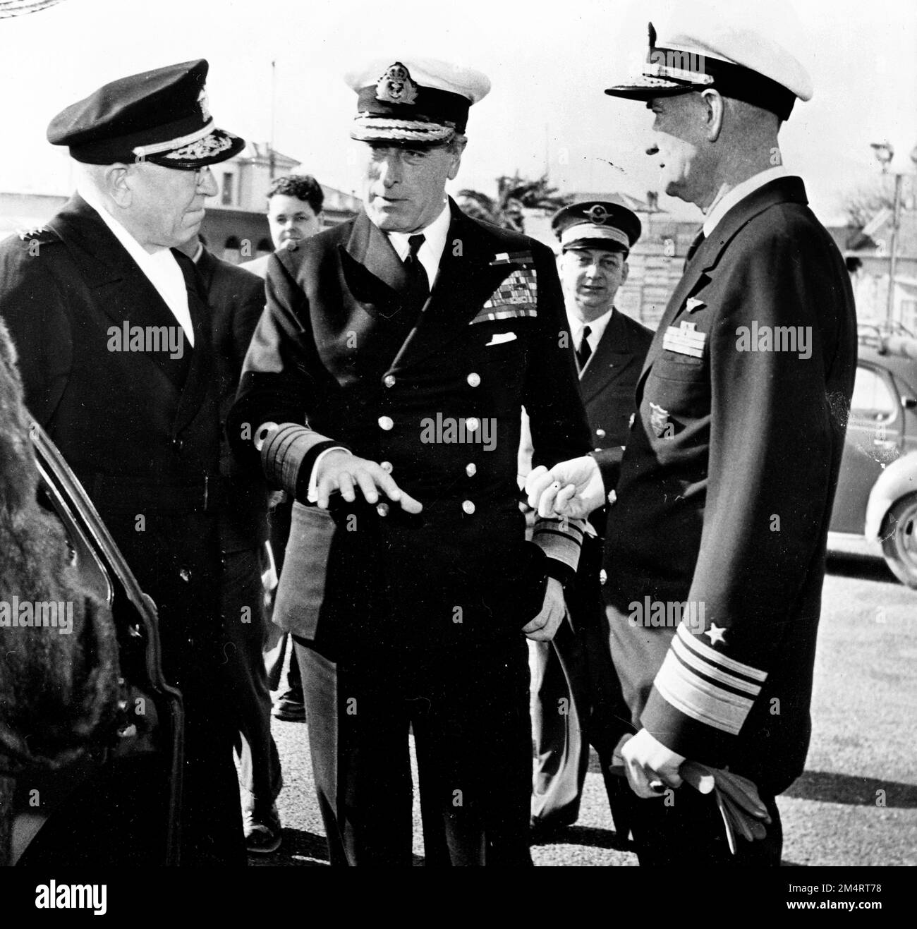 L'ammiraglio Selby Combs prende il controllo. Fotografie dei programmi di Marshall Plan, mostre e personale Foto Stock